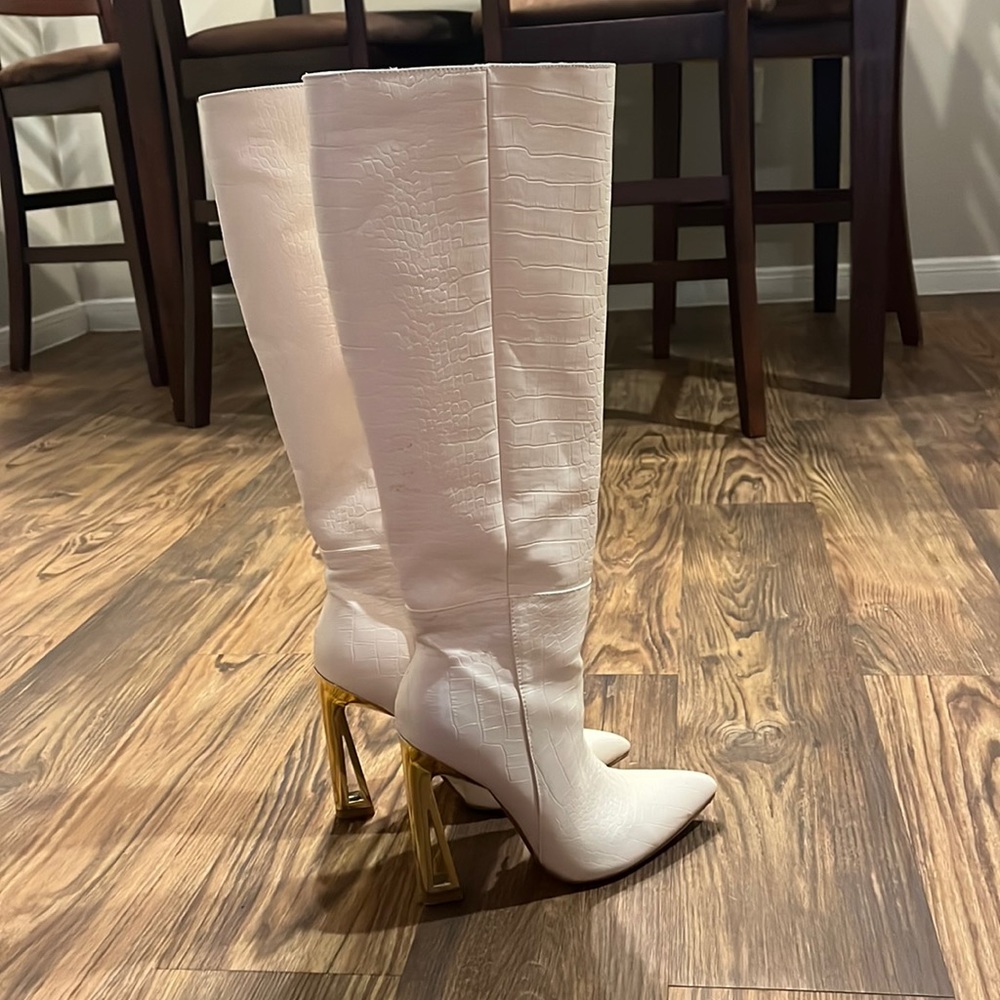 Alligator cream boots from Lace Cactus-Size 6